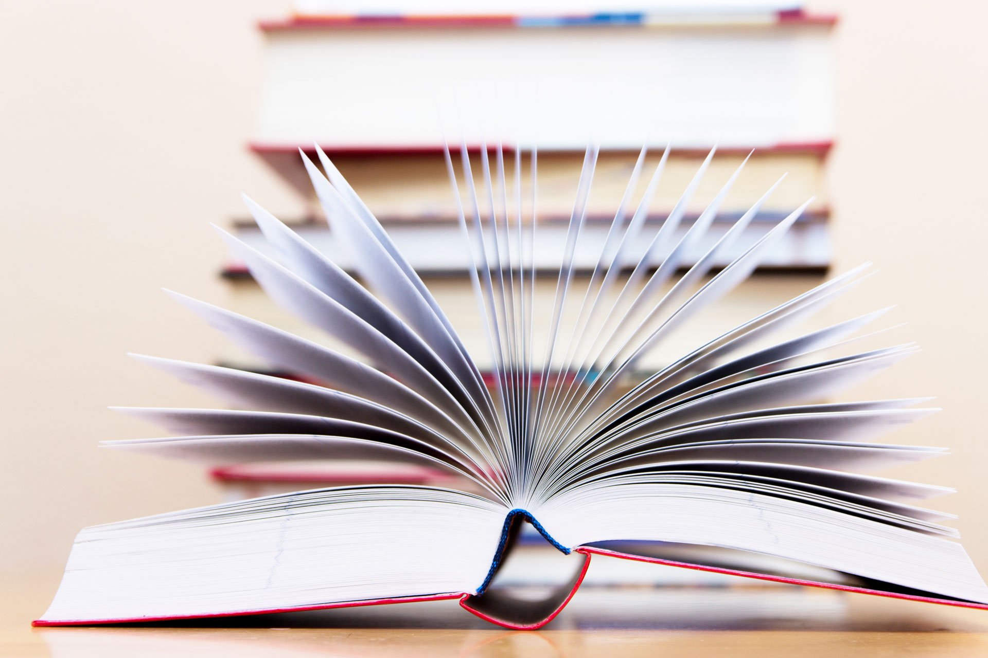 open-book-on-the-background-of-books-X4S2J4W